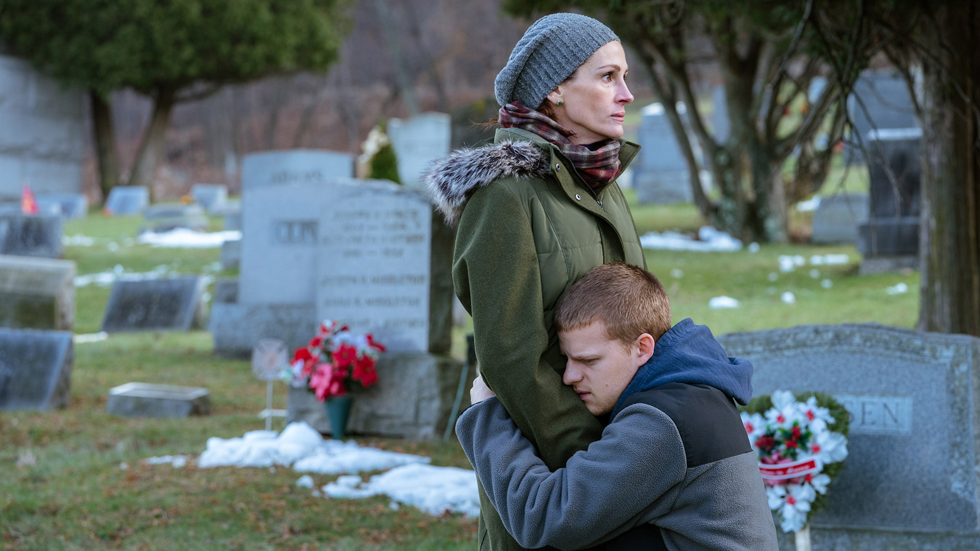 Review: 'Ben Is Back' a powerful, but flawed showcase for Roberts, Hedges