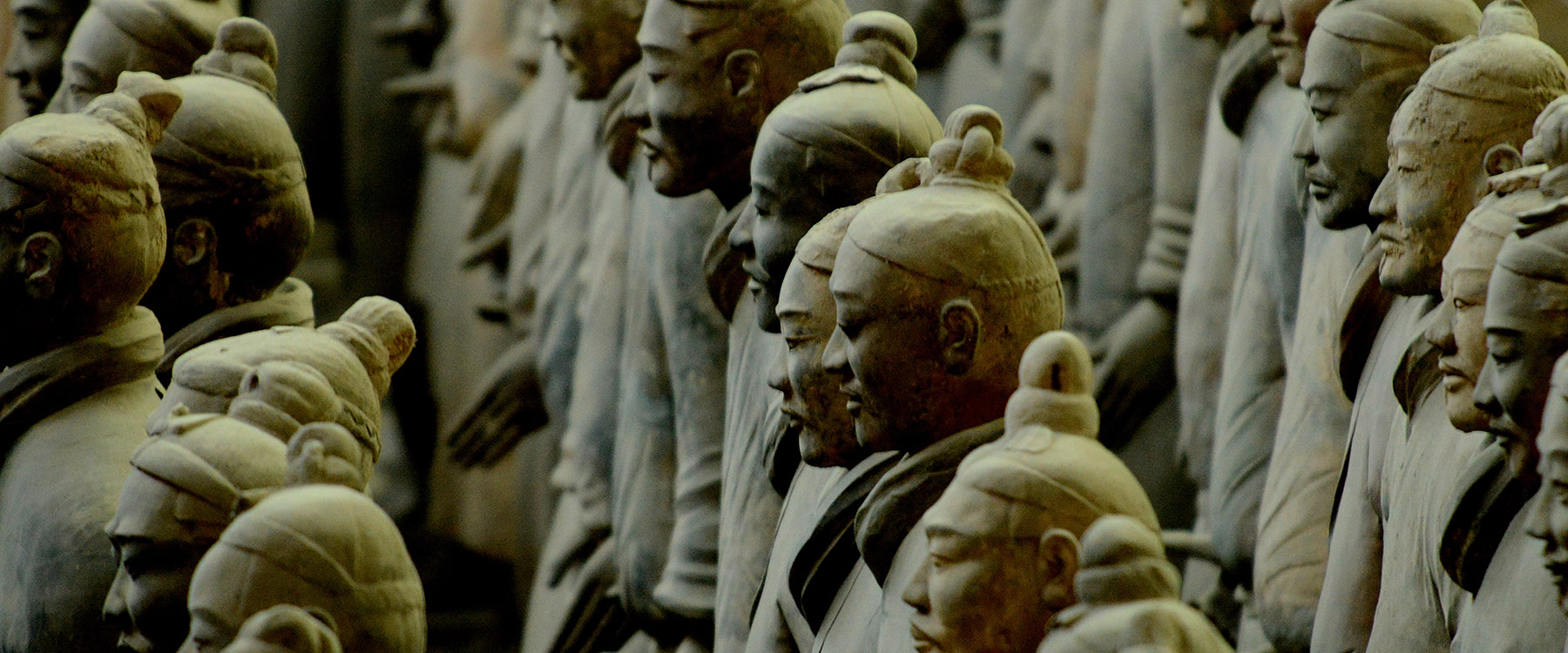 Ancient Chinese terracotta warrier sculptures lined up